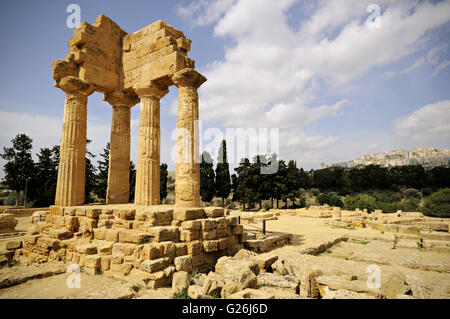 Temple du Dioscuri (ou Temple de Castor et Pollux) et la ville d'Agrigento, Valle dei Templi, Sicile, Italie Banque D'Images