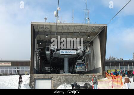 Janske Lazne, République tchèque - 17 Février 2015 : station de télécabine au sommet de Cerna hora dans la montagne Karkonosze nea Banque D'Images