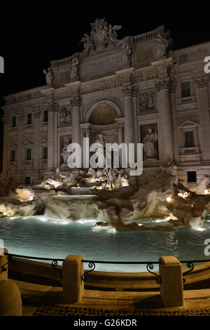 Belle fontaine de Trevi avec dieu de l'océan et tritons statues at night Banque D'Images