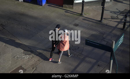 La femme et l'homme jeune couple garçon et fille qui marche au feu, vues de dessus, à Glasgow, Écosse, Royaume-Uni. Banque D'Images