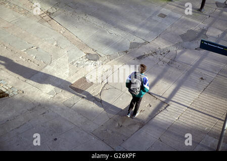 Homme marchant aux feux de circulation (vue de dessus, Glasgow, Ecosse, Royaume-Uni. Banque D'Images