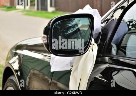 Miroir de décoration de voiture de mariage noir avec ruban Banque D'Images