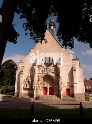 AJAXNETPHOTO. Septembre 23, 2013. MAILLY MAILLET, FRANCE. - 16ème siècle EGLISE SAINT PIERRE - Portail OUEST ET FAÇADE DE L'ÉGLISE ST.PIERRE DANS LA RÉGION DE LA SOMME DE PICARDIE CONSTRUIT SOUS LE RÈGNE DE JEAN III, derrière les lignes britanniques DANS LA BATAILLE DE 1916 L'OFFENSIVE DE LA SOMME. PHOTO:JONATHAN EASTLAND/AJAX REF:G4  3033 132309 Banque D'Images