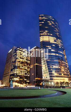 Les immeubles de bureaux au crépuscule dans le quartier financier de paris 'La Défense' Banque D'Images