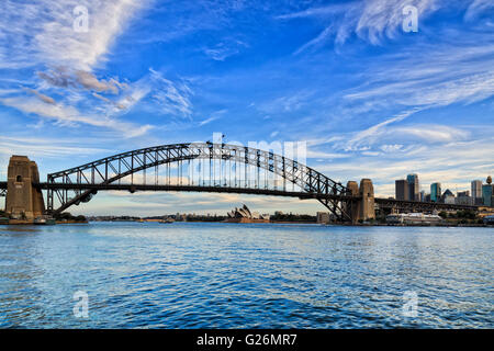 Sydney Harbour Bridge reliant North Sydney et les rochers vus de Milsons Point sur Lavender Bay et le port. Banque D'Images