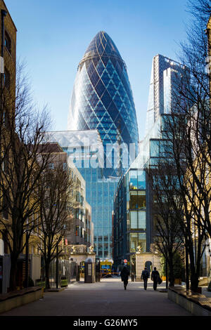 Vue sur la ville de le Gherkin à Londres à partir de la rue Banque D'Images