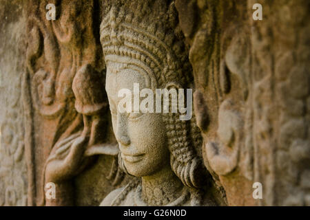 Danseuse Apsara sur un relief en temple d'Angkor Wat à Siem Reap, Cambodge Banque D'Images