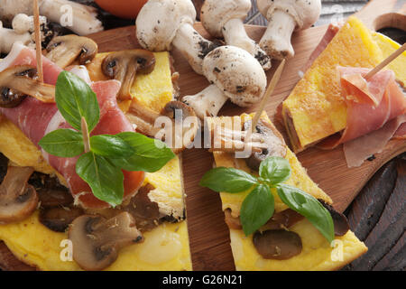 Omelette aux champignons tranchés et basilic Banque D'Images