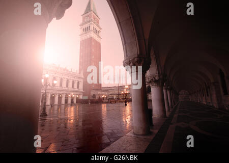 Vue de la Place Saint-Marc et Campanile de Venise, Italie, au coucher du soleil Banque D'Images