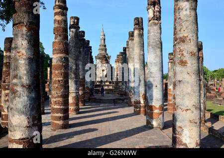 Les gens et les visiter et prendre des photos à l'ancien bâtiment Ville historique de Sukhothaï et villes historiques associées sur Décembre 20 01 Banque D'Images