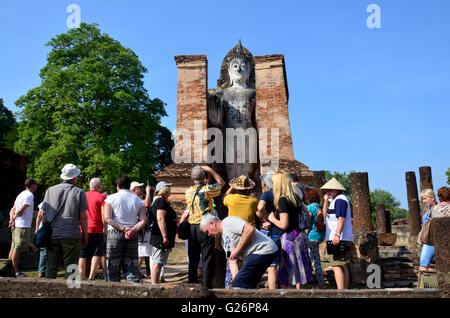 Les gens et les visiter et prendre des photos à l'ancien bâtiment Ville historique de Sukhothaï et villes historiques associées sur Décembre 20 01 Banque D'Images