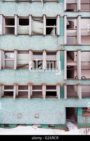 Haut bâtiment abandonné avec des fenêtres cassées Banque D'Images