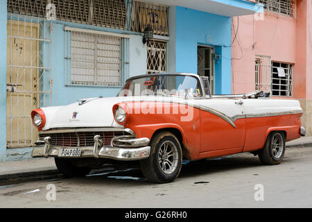 American Vintage voiture (Ford Fairlane) à La Havane, Cuba Banque D'Images