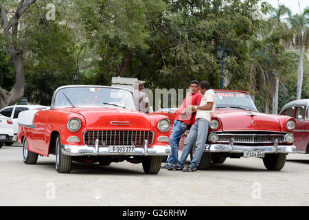 Vintage voitures américaines (y compris une Ford Fairlane) dans la région de Parque Central, La Vieille Havane, Cuba Banque D'Images
