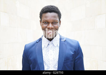 Heureux jeune homme d'origine africaine Banque D'Images