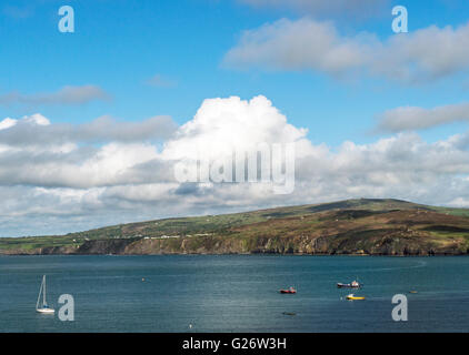 Fishguard Bay, dans le Pembrokeshire, sur la côte ouest du pays de Galles, avec les collines Preseli en arrière-plan Banque D'Images