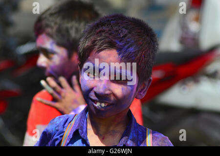 Coloré de un garçon jouant Holi (fête des couleurs), Pune, Maharashtra, Inde Banque D'Images