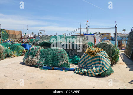 Filets de nylon sur l'pierin le port de Fuengirola, Costa del Sol, Espagne. Banque D'Images