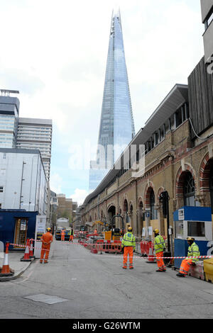 Vue sur St. Thomas Street et Shard avec les travailleurs de Network Rail Thameslink portant des casques de sécurité et des arches ferroviaires à Bermondsey South London KATHY DEWITT Banque D'Images