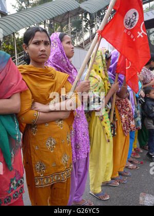 Les femmes travaillant dans le secteur du vêtement au Bangladesh montrent pour de meilleures conditions de travail à Dhaka Banque D'Images