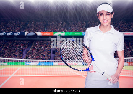 Image composite de l'athlète féminin posant avec raquette de tennis Banque D'Images