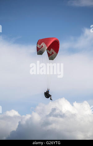 Pilote aux commandes un parapentiste à Parlick Pike, vallée de Ribble, Lancashire, Angleterre Banque D'Images