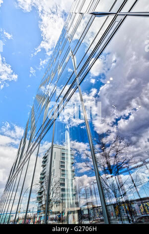 Façade en verre réfléchissant avec ciel bleu Banque D'Images