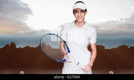 Image composite de l'athlète féminin posant avec raquette de tennis Banque D'Images