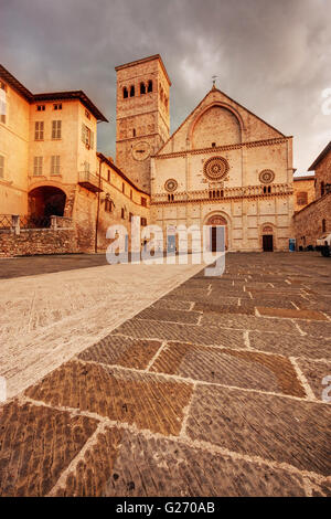 Assisi, Italie : la cathédrale San Rufino au coucher du soleil Banque D'Images