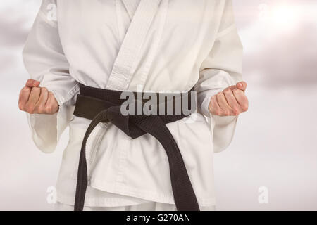 Image composite de l'athlète féminin posant en kimono Banque D'Images