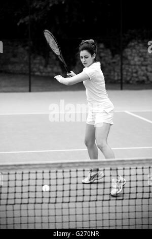 Joli tennis player hitting ball Banque D'Images