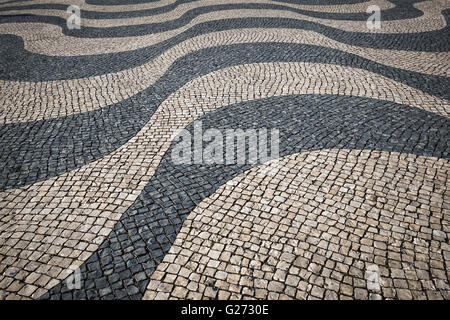 Les vagues de la chaussée trottoir fait main de Lisbonne à Lisbonne, Portugal. Banque D'Images