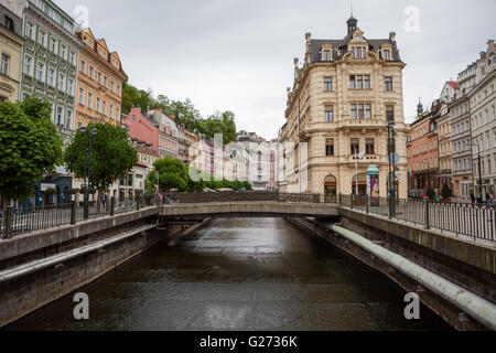 Centre-ville historique avec river de la ville thermale de Karlovy Vary, République Tchèque Banque D'Images