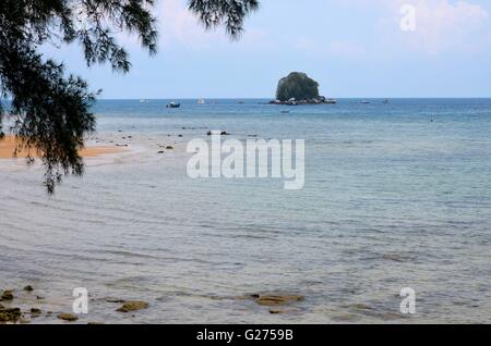 Kampong Tekek Tropical Beach avec l'île en mer autour de l'île Tioman Pahang Malaisie Banque D'Images