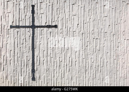 Croix faite de métal sur un mur blanc Banque D'Images