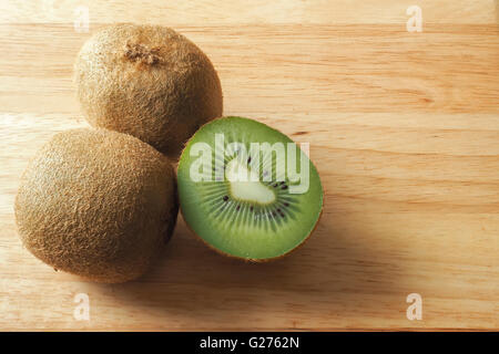 Kiwi Fruits frais sur une planche en bois Banque D'Images