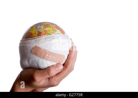 Enfant tenant un globe dans sa main avec du plâtre sur un fond blanc Banque D'Images