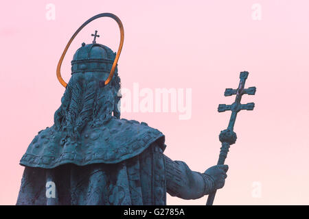 Colorés, Budapest statue du roi Stephen sur le Var contre les pans de la colline d'incandescence rose de coucher de soleil, Budapest, Hongrie. Banque D'Images