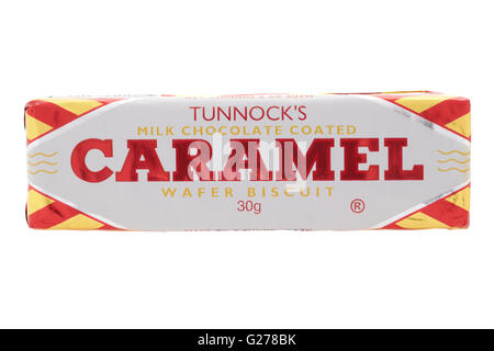 La marque Tunnock enrobées de chocolat lait caramel biscuit gaufrette sur fond blanc Banque D'Images