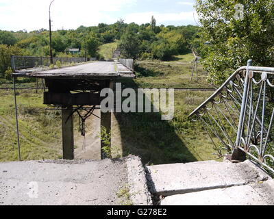 Un pont a été rompu en raison de graves bombardements dans l'Est de l'Ukraine près de Donetsk Banque D'Images