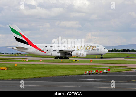 Emirates Airlines Airbus A380-861 à roulage avion de l'Aéroport International de Manchester Banque D'Images