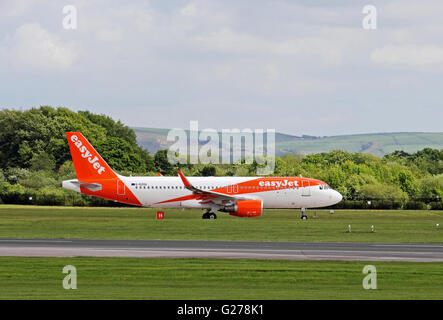 Easyjet Airbus A320-214 à roulage avion de l'Aéroport International de Manchester Banque D'Images