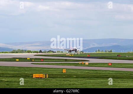 Jet2 avion de Boeing 737-85P à l'atterrissage à l'Aéroport International de Manchester Banque D'Images