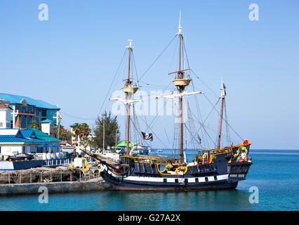 La réplique d'un bateau pirate amarré à George Town, Grand Cayman (îles Caïmanes). Banque D'Images