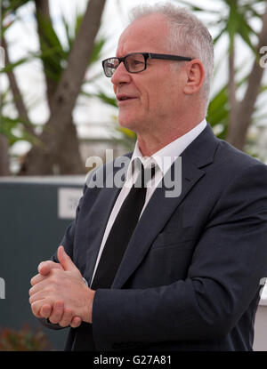 Le Directeur du Festival, Thierry Fremaux se félicite de photographes de presse au 69e Festival de Cannes le mercredi 11 mai 2016, Banque D'Images