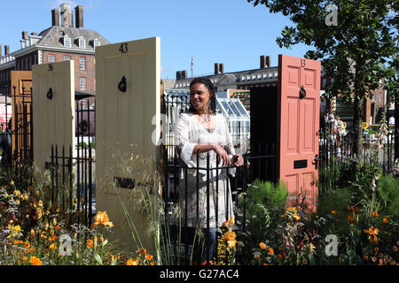 Juliet Sargeant dans son jardin à l'Esclavage Moderne RHS Chelsea Flower Show 2016 Banque D'Images