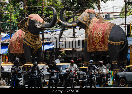 Inde Mumbai Bombay , trafic lourd dans la sculpture de l'éléphant , Dadar / indien Bombay Mumbai , Strassenverkehr Dadar dans Banque D'Images