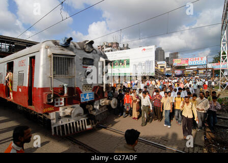 Inde Mumbai , en train de banlieue de la ville de western railways / indien Bombay , S-Bahn Zuege befoerdern Pendlern taeglich Millionen von zwischen Zentrum und Suburbans Banque D'Images