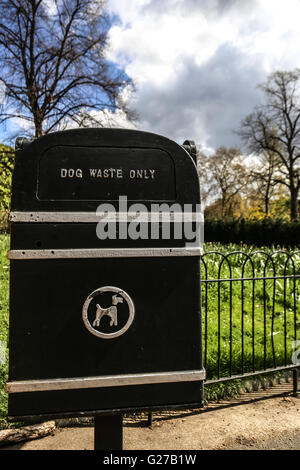 Les excréments de chien seulement / litière poubelle dans le Centennial Park, Londres Banque D'Images