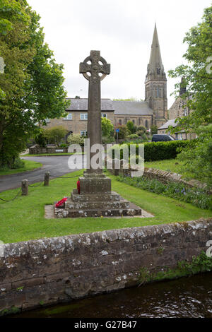 Le monument aux morts par le village vert dans Matfen, Angleterre. Banque D'Images